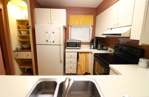 Saint Simons Island Condo | Harbour Oaks Condo Pool + Patio Walk to Pier Village