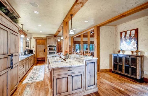 Peak 8 House | Hatari Lodge: Huge Custom Home Walk to Gondola - Great Amenities!