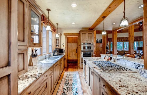 Peak 8 House | Hatari Lodge: Huge Custom Home Walk to Gondola - Great Amenities!
