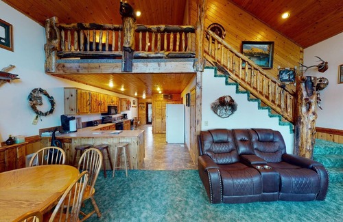 Island Park Cabin | Hidden Creek* 3Br, Wifi/Satellite Tv, Backyard Creek Views, 40 Minutes to Yellowstone