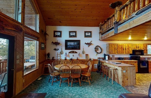 Island Park Cabin | Hidden Creek* 3Br, Wifi/Satellite Tv, Backyard Creek Views, 40 Minutes to Yellowstone