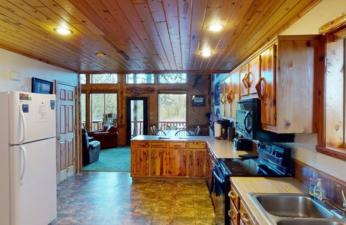 Island Park Cabin | Hidden Creek* 3Br, Wifi/Satellite Tv, Backyard Creek Views, 40 Minutes to Yellowstone