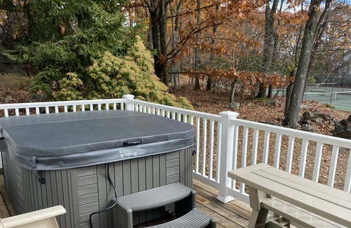 Lake Harmony House | High End Townhouses, Walk to Slopes, Hot Tub, Fireplaces, Pool Table, Lake