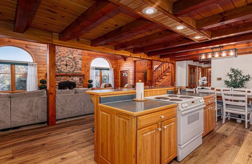 Mount Pleasant Mills Cabin | Hilltop Cabin Hideaway