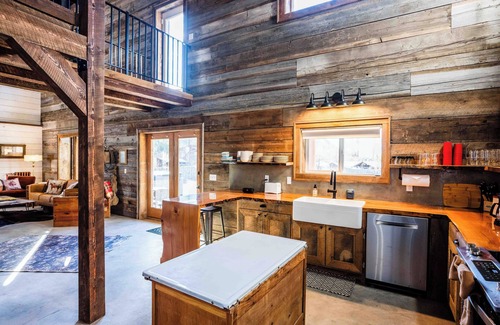 Martin City House | Historic Carriage House 10min from West Glaciern