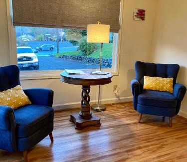 Astoria House | Historic Downtown Cottage