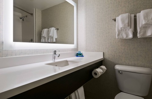 Paine Field-Lake Stickney Hotel | Holiday Inn Express & Suites Everett by IHG