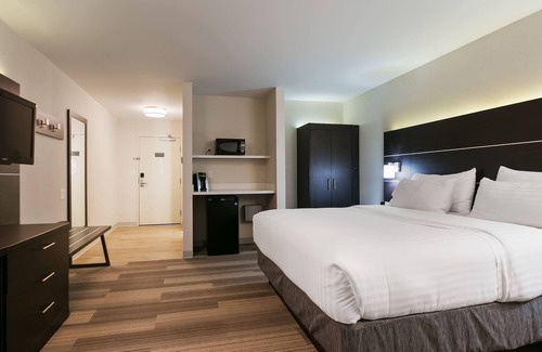 Paine Field-Lake Stickney Hotel | Holiday Inn Express & Suites Everett by IHG
