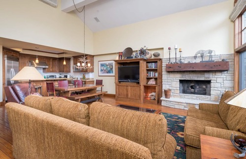 Ketchum Condo | Holiday Stays Available! Elegant Condo with Mountain Views and WIFI, just steps to Downtown !