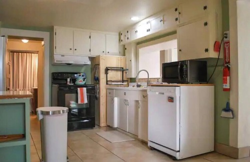 Manila House | Hot Tub + 5 Min to Lake + Playground + Boat/RV PKG + RV Plug
