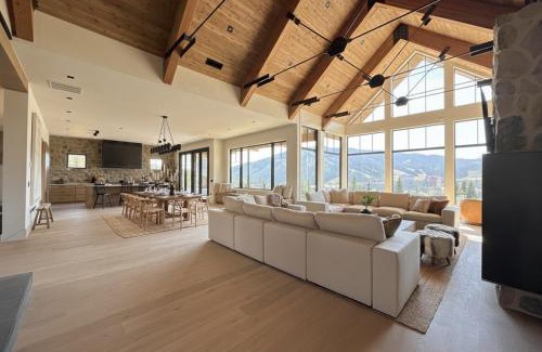 Big Sky Ski Chalet | Hot tub, Golf simulator, Steam Room