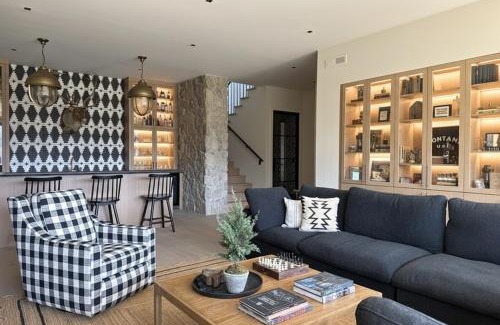 Big Sky Ski Chalet | Hot tub, Golf simulator, Steam Room