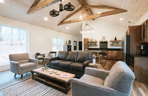 Primrose Apartment | Hot-Tub/Wifi/Fireplace - Honeysuckle Bridge
