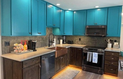 Greenwood House | House on 7 acre lake. Newly Renovated 3 Bed 2 Bath