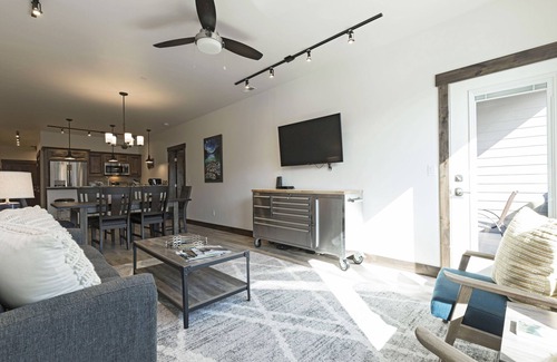 Columbia Falls Condo | Immaculate condo in downtown Columbia Falls! 20 minutes to Glacier National Park -Air Conditioning!