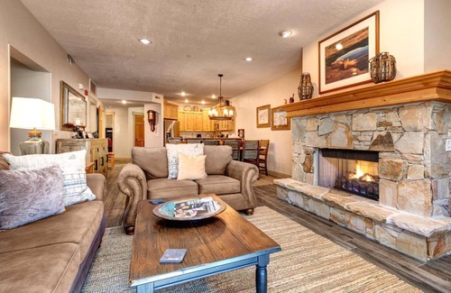 Downtown Park City Condo | KBM Resorts | Town Pointe | Spacious 1 level, Walk to Main & Town Lift, Private Hot Tub, Parking, Elevator Access, A/C! TPC-102c