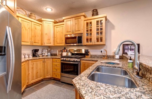 Downtown Park City Condo | KBM Resorts | Town Pointe | Spacious 1 level, Walk to Main & Town Lift, Private Hot Tub, Parking, Elevator Access, A/C! TPC-102c