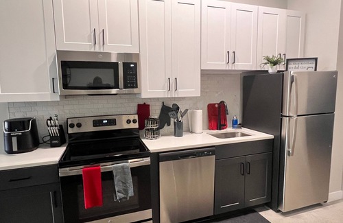 Mount Auburn Apartment | King Bed, Free Parking, Walk to Bengals, Red, Business District. Duke Conv Ctr