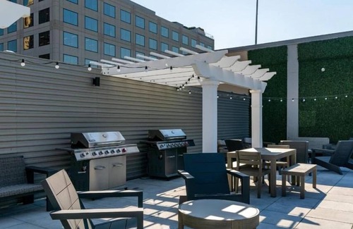 Mount Auburn Apartment | King Bed, Free Parking, Walk to Bengals, Red, Business District. Duke Conv Ctr