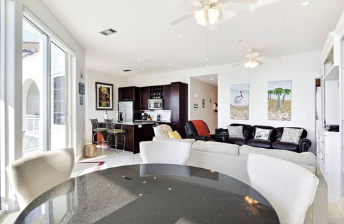 Galveston Condo | King of Diamonds | Beachfront, Curved Balcony!
