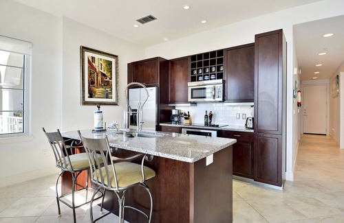Galveston Condo | King of Diamonds | Beachfront, Curved Balcony!