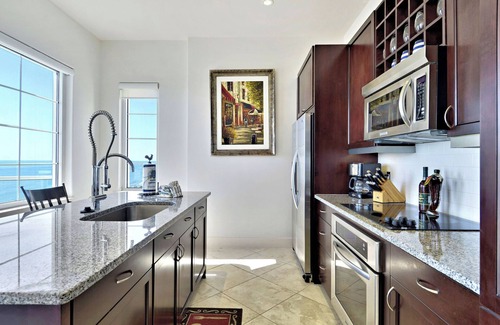 Galveston Condo | King of Diamonds | Beachfront, Curved Balcony!