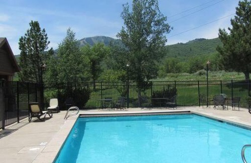 Park City Apartment | LAKE VIEW + 5 MIN TO DEER VALLEY SKI LIFT 2B/2B