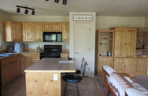Park City Apartment | LAKE VIEW + 5 MIN TO DEER VALLEY SKI LIFT 2B/2B