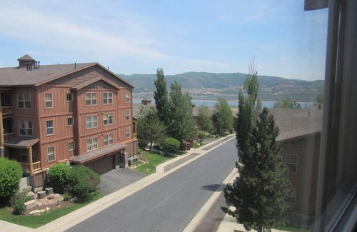 Park City Apartment | LAKE VIEW + 5 MIN TO DEER VALLEY SKI LIFT 2B/2B