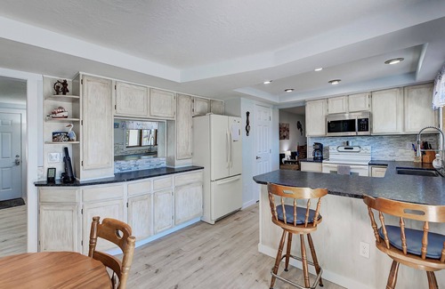 Helena House | Lakefront vacation rental on Hauser Lake