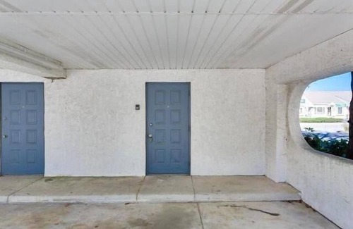 Gold Coast House | Large 3 Floor Townhouse - 4 Bedrooms, Family Room, Lower Level Den Plus 6 TVs.