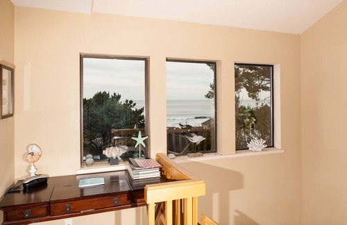 Roads End House | Large beautiful home 2 blocks to beach w/astounding views of the Pacific!