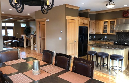 Big Sky Condo | Large Big Sky Condo, sleeps 12-14. Close to Yellowstone and world class skiing!