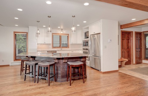 Big Sky Meadow Village Condo | Large Condo w/Miles of Views at Big Sky Golf Course, Community Hot Tub/Pool - Park Condo Retreat