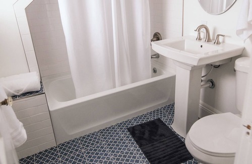 Ashton House | Large cozy cottage surrounded by adventures for the whole fam!