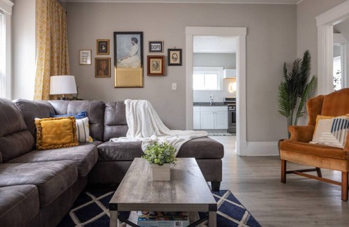 Detroit - Shoreway Apartment | Large Renovated 4 Bedroom Home! 9 min to Downtown CLE