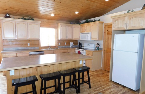 Island Park Cabin | Lazy Bear Cabin is a 3 bedroom/2 bath within 25 minutes of YNP