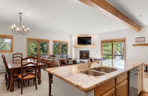 Four O'Clock House | Location! Walk To Town. Hike or Ski in/Out!