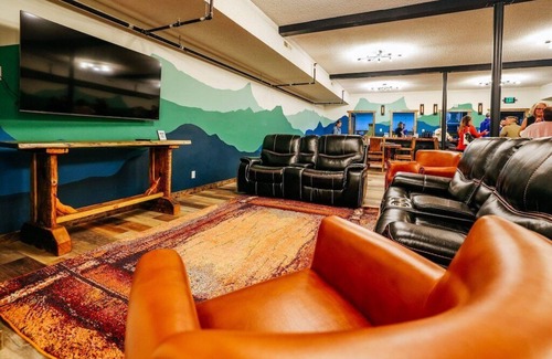 Anaconda Hostel | Lodge-like accommodation in downtown mountain town! Sleep up to 30 & carpe diem!