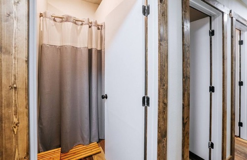 Anaconda Hostel | Lodge-like accommodation in downtown mountain town! Sleep up to 30 & carpe diem!
