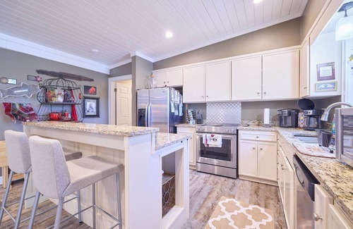 Mid America House | Looking for a little piece of heaven? This is it! Spectacular views and hot tub