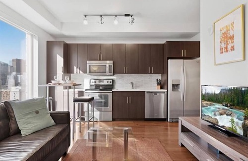 Pacific Terrace Apartment | Lounge, Pool & Spa | nr Seaport Village& Eateries
