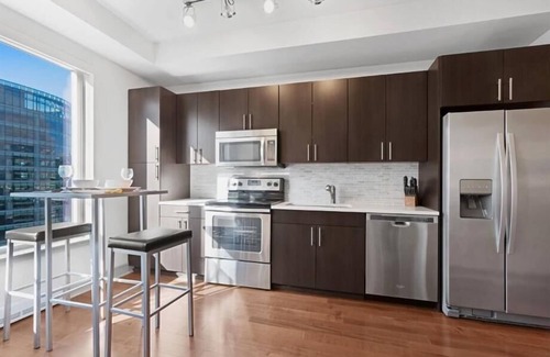 Pacific Terrace Apartment | Lounge, Pool & Spa | nr Seaport Village& Eateries