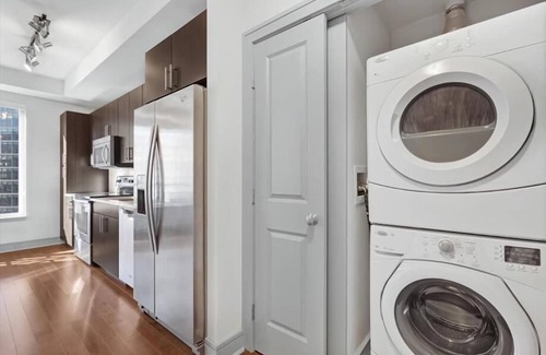 Pacific Terrace Apartment | Lounge, Pool & Spa | nr Seaport Village& Eateries