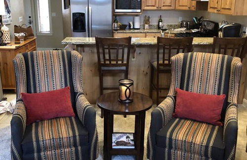 Ogden Condo | Luxe, upgraded 2/2. Minutes from world class skiing. On Pine View Reservoir.