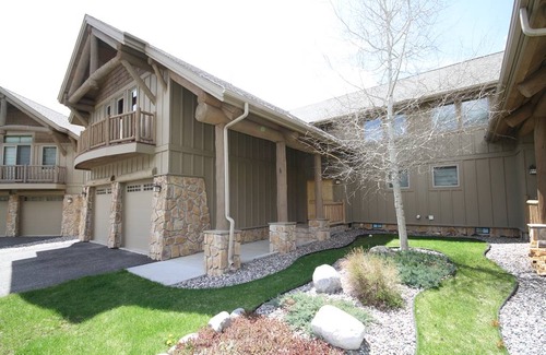 Big Sky Meadow Village House | Luxurious Crail Ranch Townhome Cross-Country Skiing Heaven!