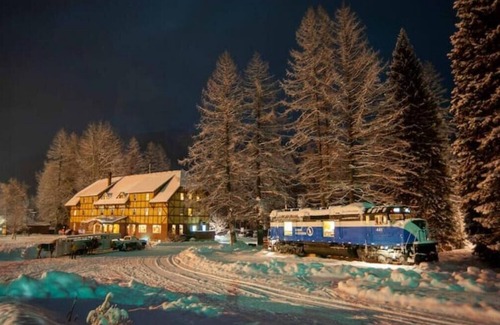 Essex House | Luxury Locomotive Lodge - GN 441