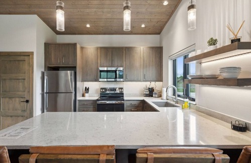 Grantsdale Apartment | Mara Luxury Cabin- Maple