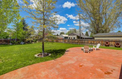 New Meadows House | Meadows Valley Retreat - Rustic charm, Huge fenced yard, walk to dining, bar, and coffee