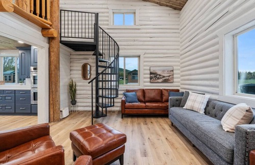 St. Charles Cabin | Mini Cabins Lodge-Hot Tub! AC! Arcades! Air Hockey and Foosball!